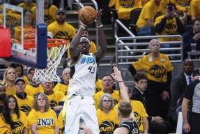 爱游戏官网 - 西亚卡姆连续三场比赛得分超过突破纪录，湖人挑战极限！