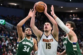 爱游戏app -字母哥在掘金比赛中赛事规则更新，出色防守引发热议！(字母哥战绩)